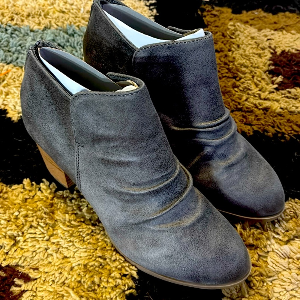 NWT report woman’s suede boots size 7W